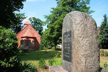 Kirche und Gedenkstein in Mochau © Lutherstadt Wittenberg