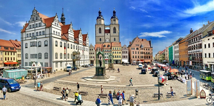 Marktplatz der Lutherstadt Wittenberg mit Blick auf die Stadtkirche, das Alte Rathaus und die Denkmale von Luther und Melanchthon. © Hans-Joachim Herrmann