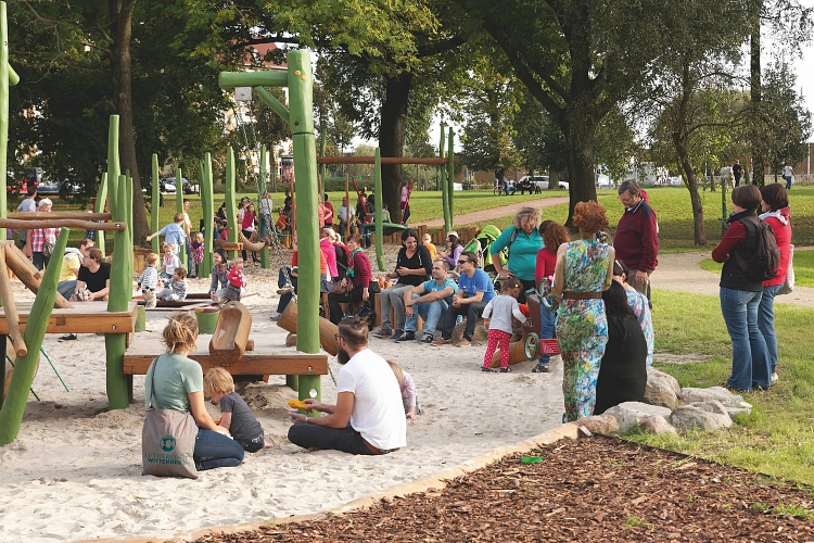 Spielplatz mit Erwachsenen und Kindern an der Elbstraße © Lutherstadt Wittenberg Marketing GmbH (Corinna Kroll)