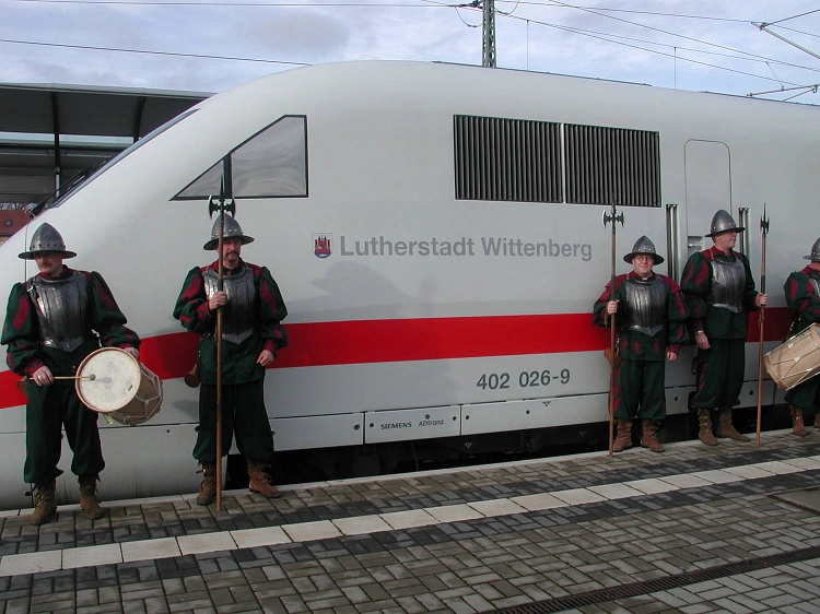 Triebkopf ICE II mit Wittenberger Stadtwache.jpeg © Ströer DERG Media GmbH (ehem. Deutsche Eisenbahn Reklame GmbH)